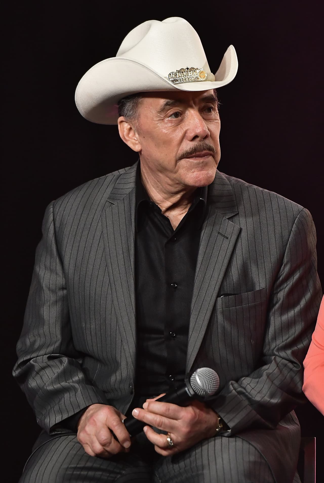 Chiquis aseguró que le dejó saber su decisión a su abuelo, don Pedro Rivera, quien la respetó.