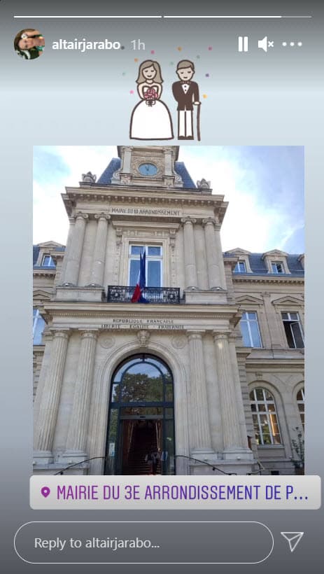 En la imagen revela que no usó vestido para la ceremonia civil, mientras su ahora esposo eligió un traje azul.
<br>