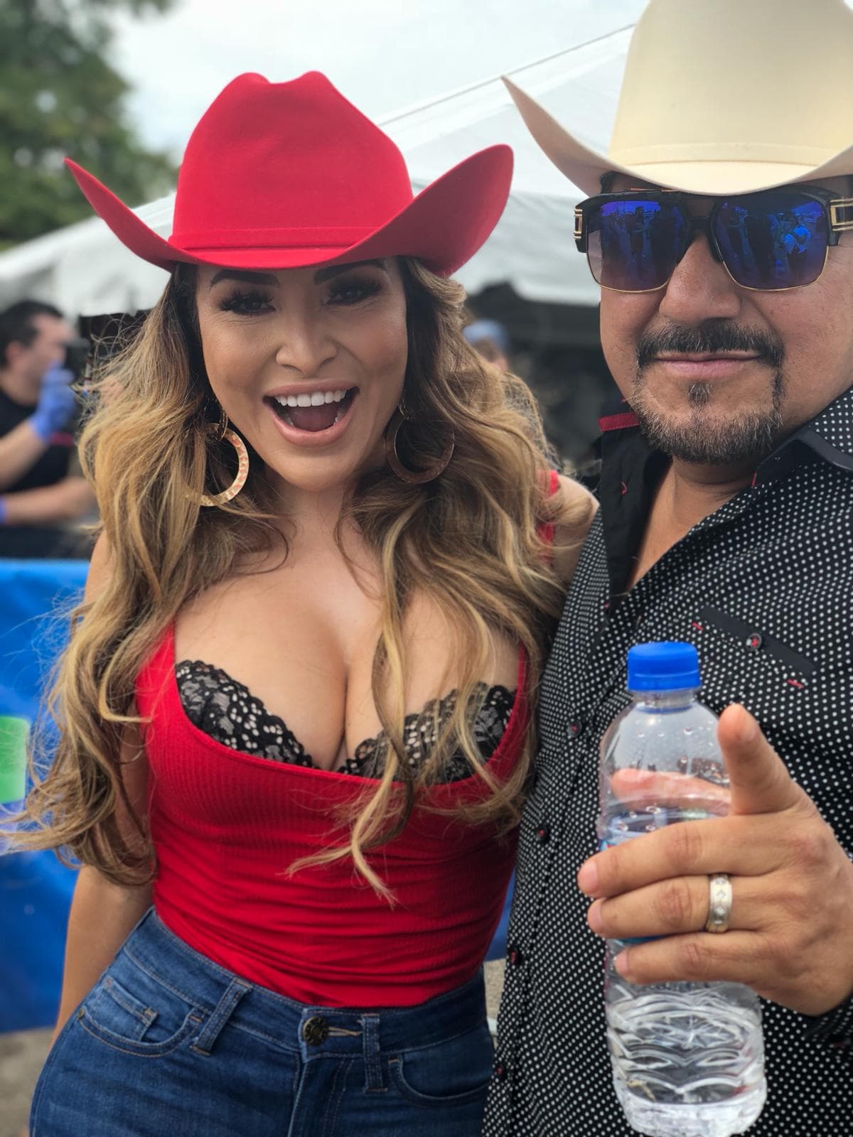 Ni
<b>La Bronca</b> puede resistir los encantos de El Feo.
<br>