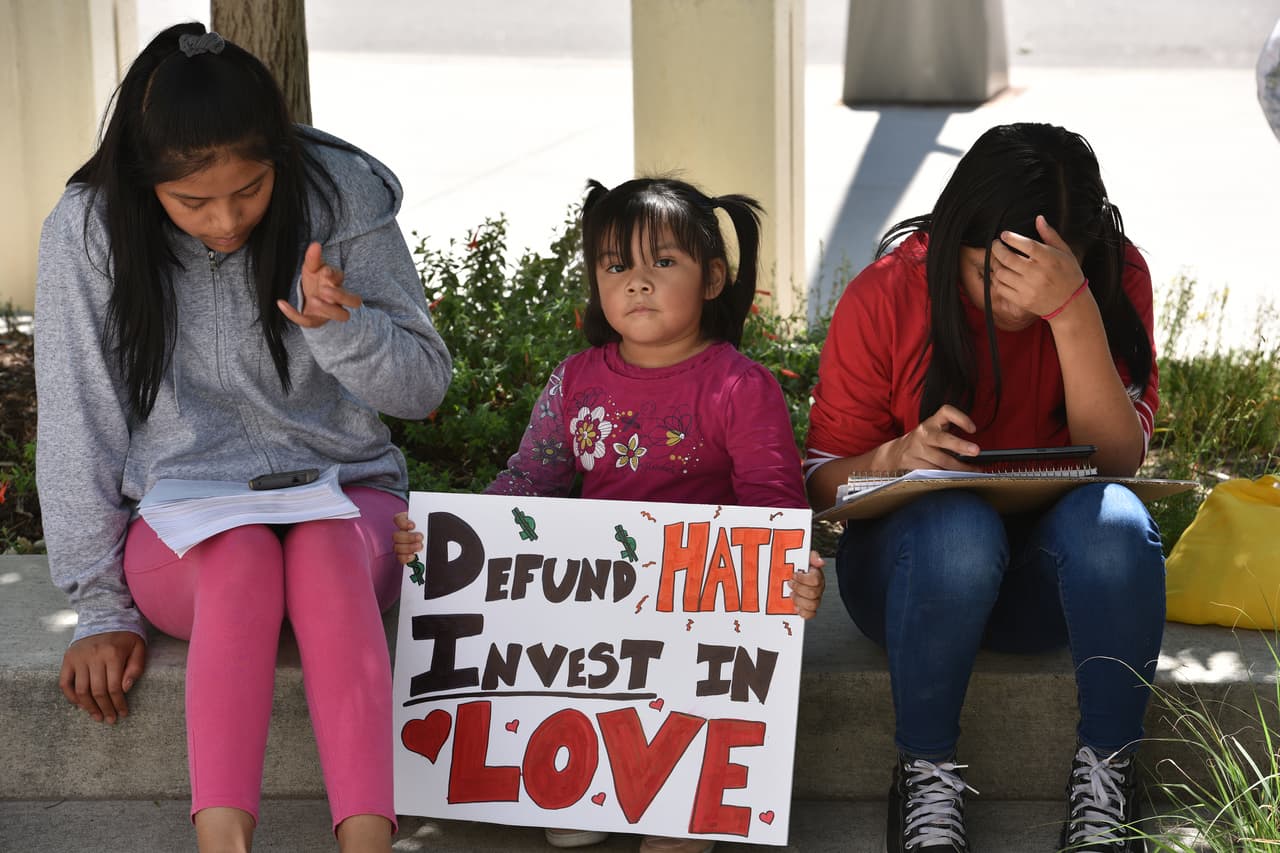 El Servicio de Inmigración y Control de Aduanas (ICE) anunció una 
<a href="https://www.univision.com/noticias/inmigracion/comienza-el-operativo-de-ice-para-arrestar-a-indocumentados-con-orden-de-deportacion-final">operación</a> dirigida a familias de inmigrantes en ciudades santuario de California, entre ellas Los Ángeles.
<br>