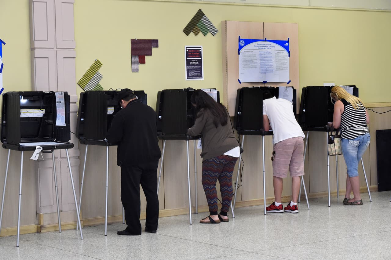 Reabren las urnas para el voto anticipado tras el paso de la tormenta el domingo