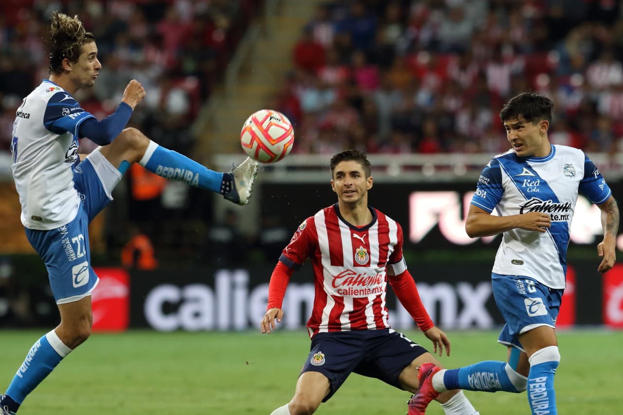 Las Chivas llegaron a siete juegos sin perder luego de vencer al Puebla en un partido marcado por la lesión de Gustavo Ferrareis.