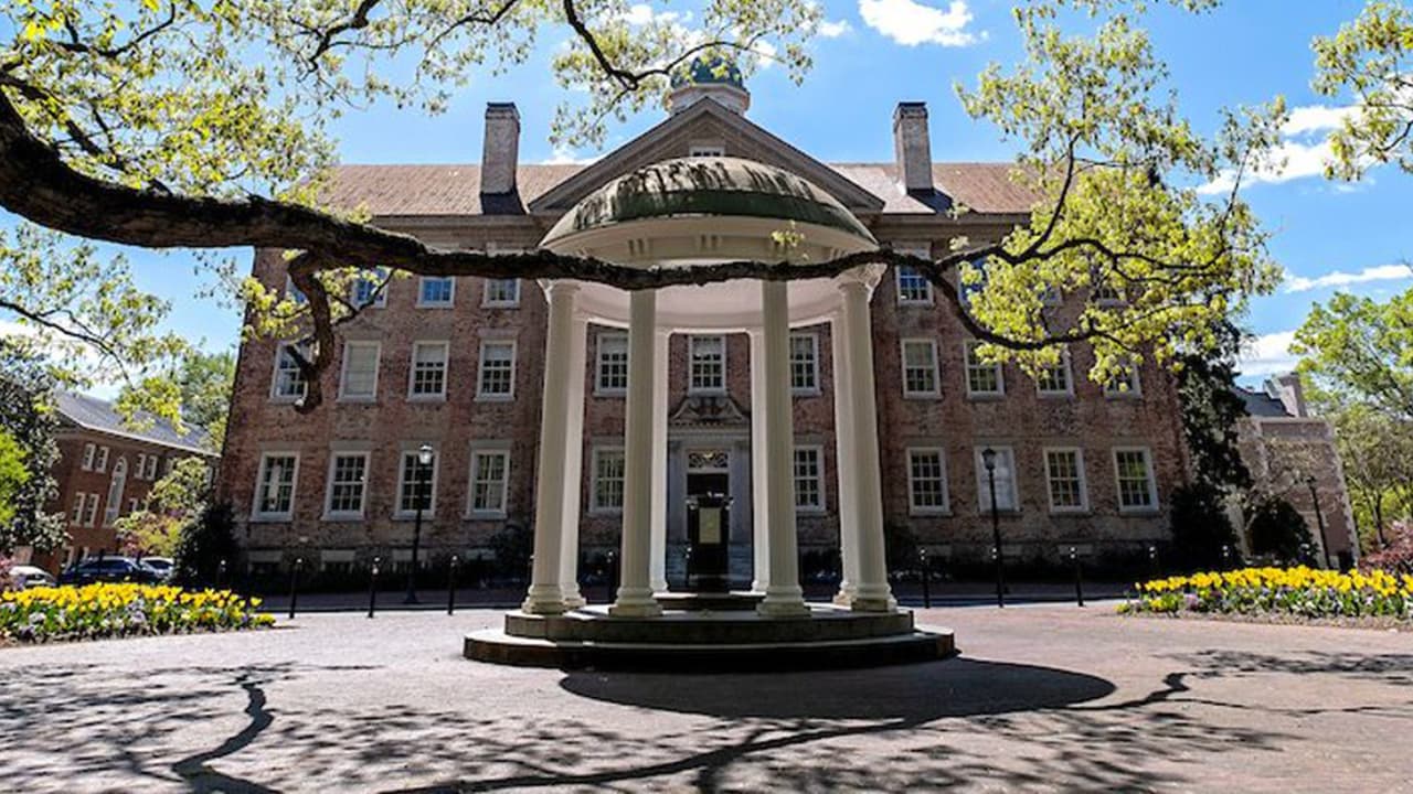 Reportan arresto de sospechoso con múltiples armas dentro de su auto en campus de UNC