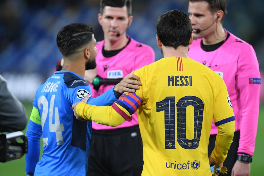 Los capitanes se saludan en el clásico bolado con los árbitros.
