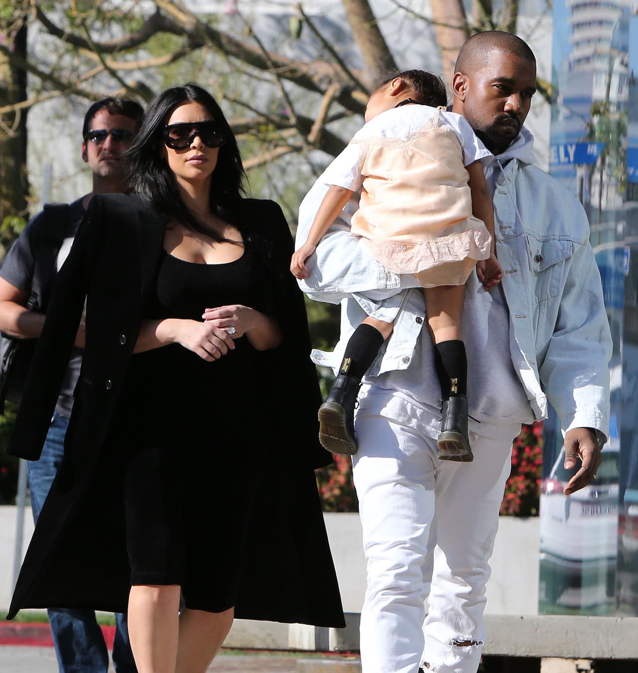 Kanye no quería que su nena sufriera como él al tener que despertar.