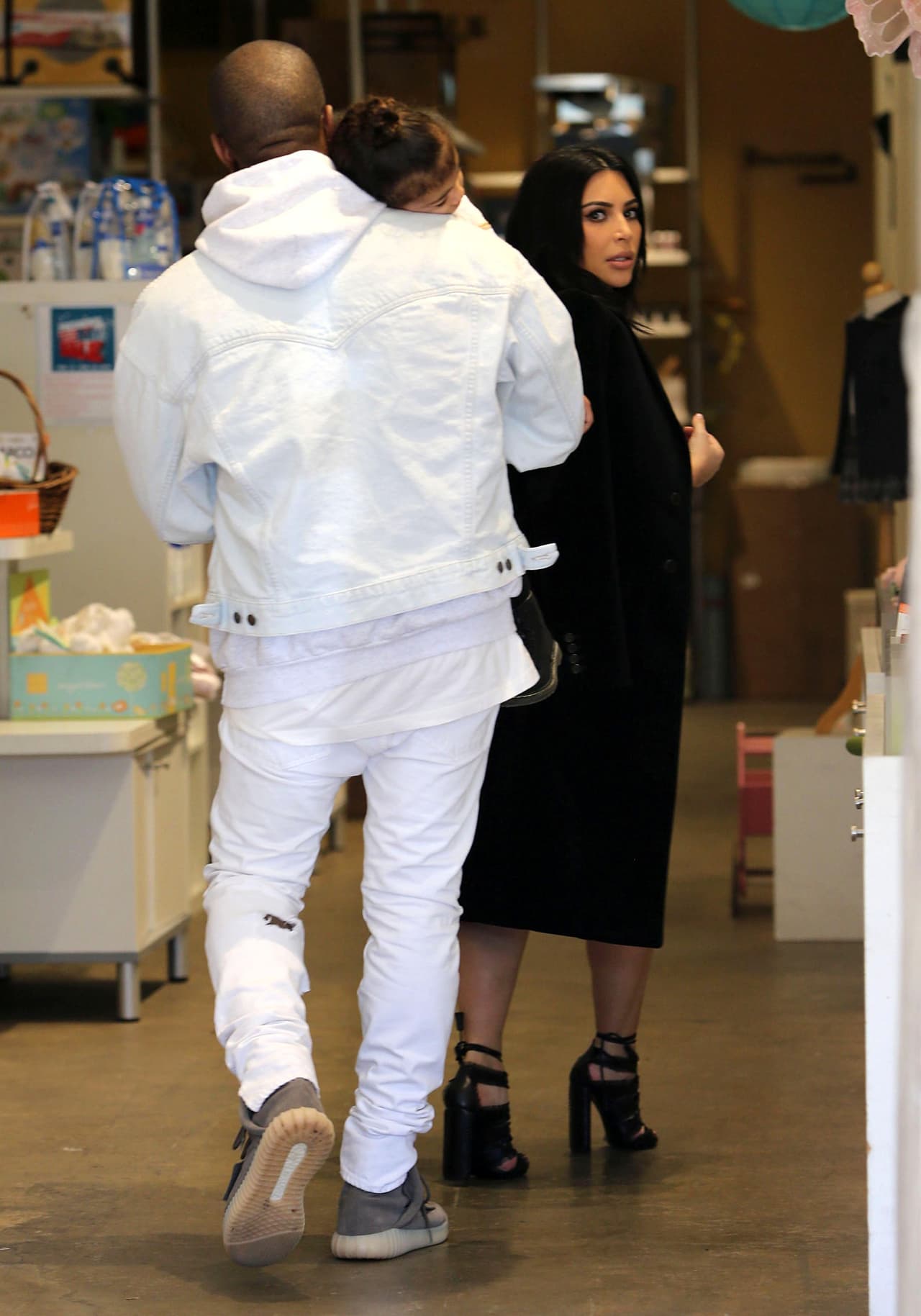 El par de parejitas famosas recorrieron varias tiendas, lo que dejó muy agotada a Nori. Pero la pequeña no fue la única que terminó rendida.