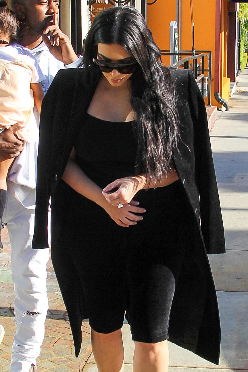 Kim Kardashian y Kanye West acompañaron a sus grandes amigos John Legend y Christine Teigen a comprar cosas para su bebé.