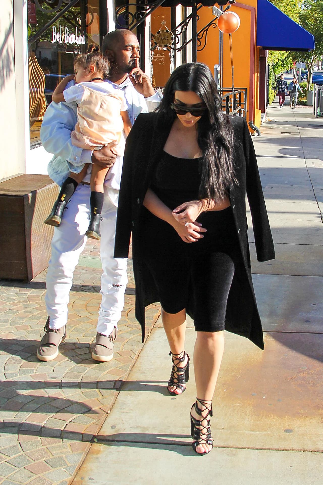 Hizo señas a los fotógrafos para que no hicieran ruido.