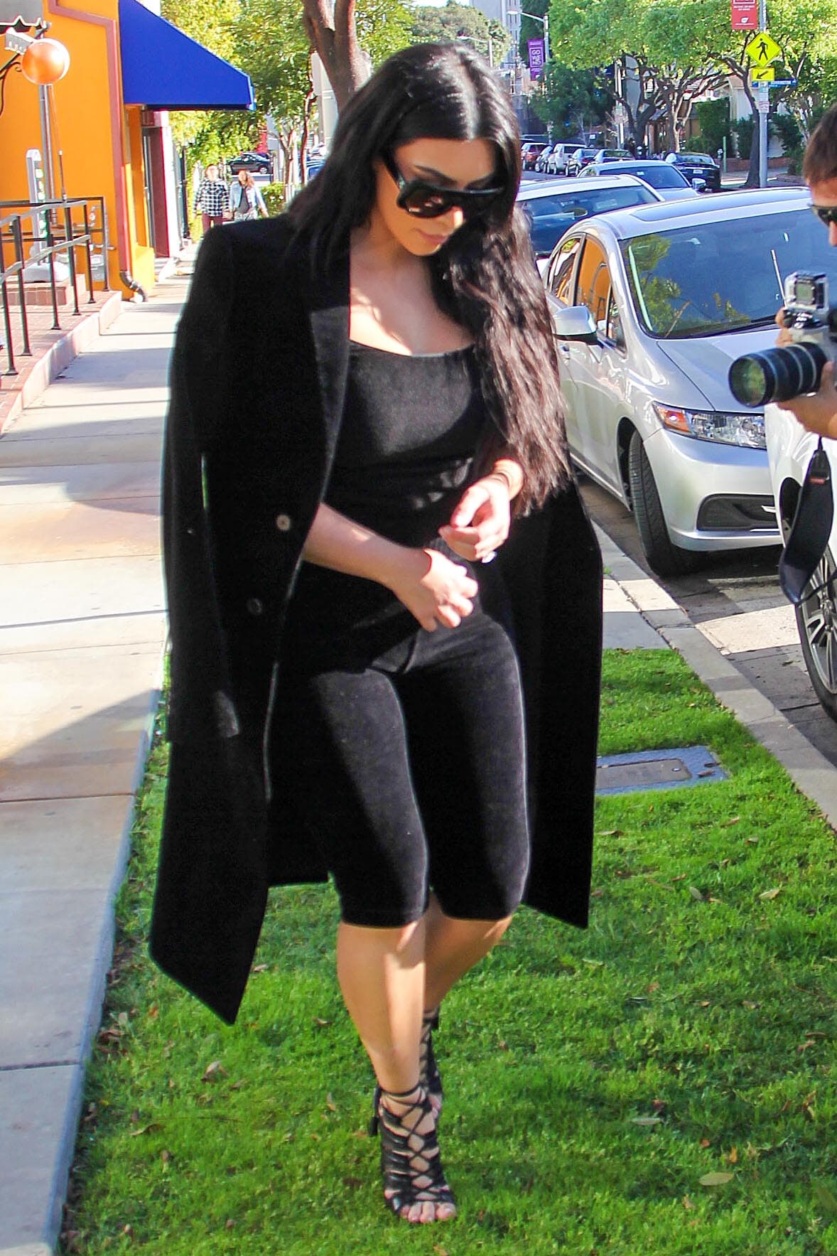 Kim los siguió de cerca, nuevamente con el look todo en negro. ¡Ya cámbiate!
