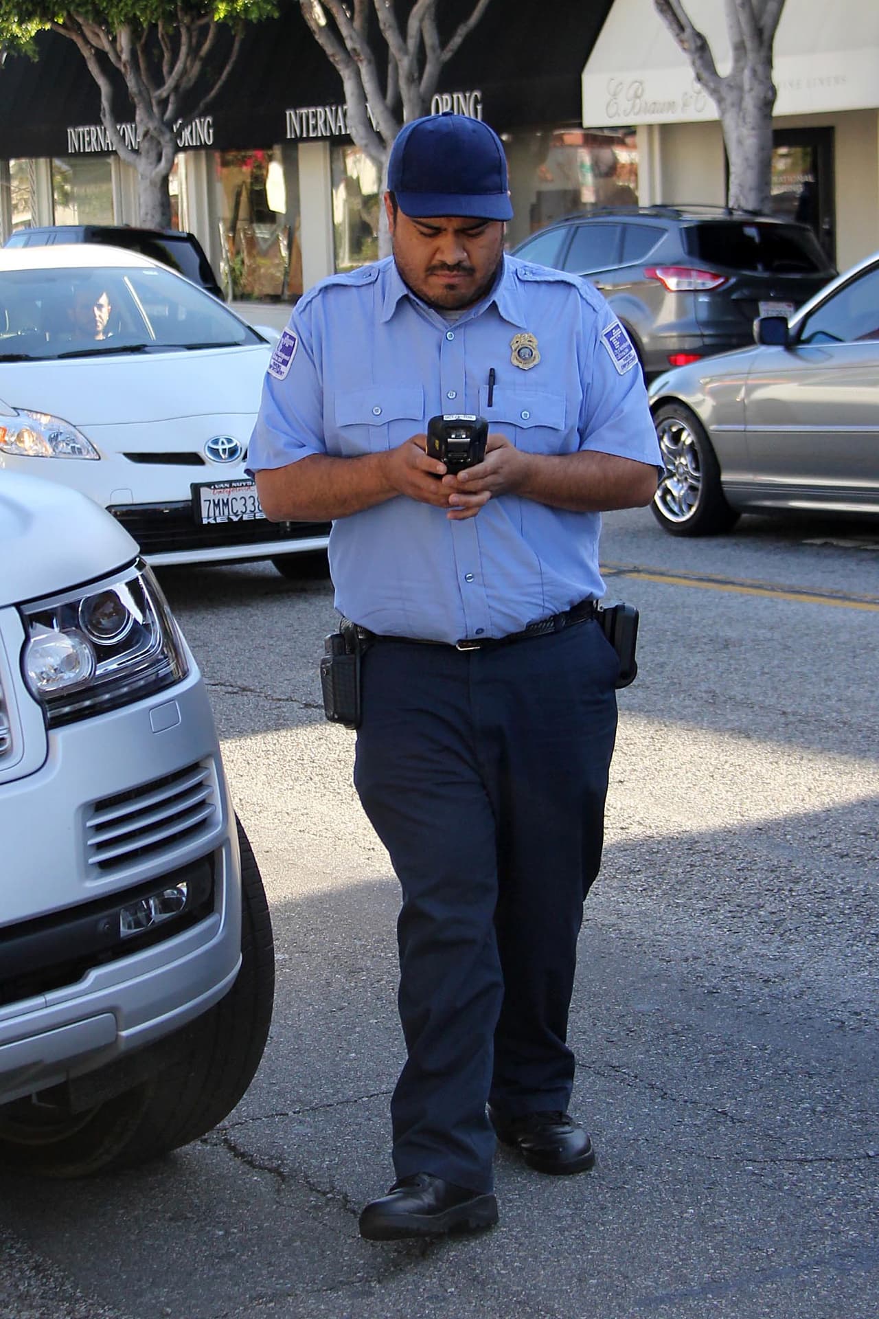 Al llegar a su vehículo se dieron cuenta de que les habían levantado una multa.