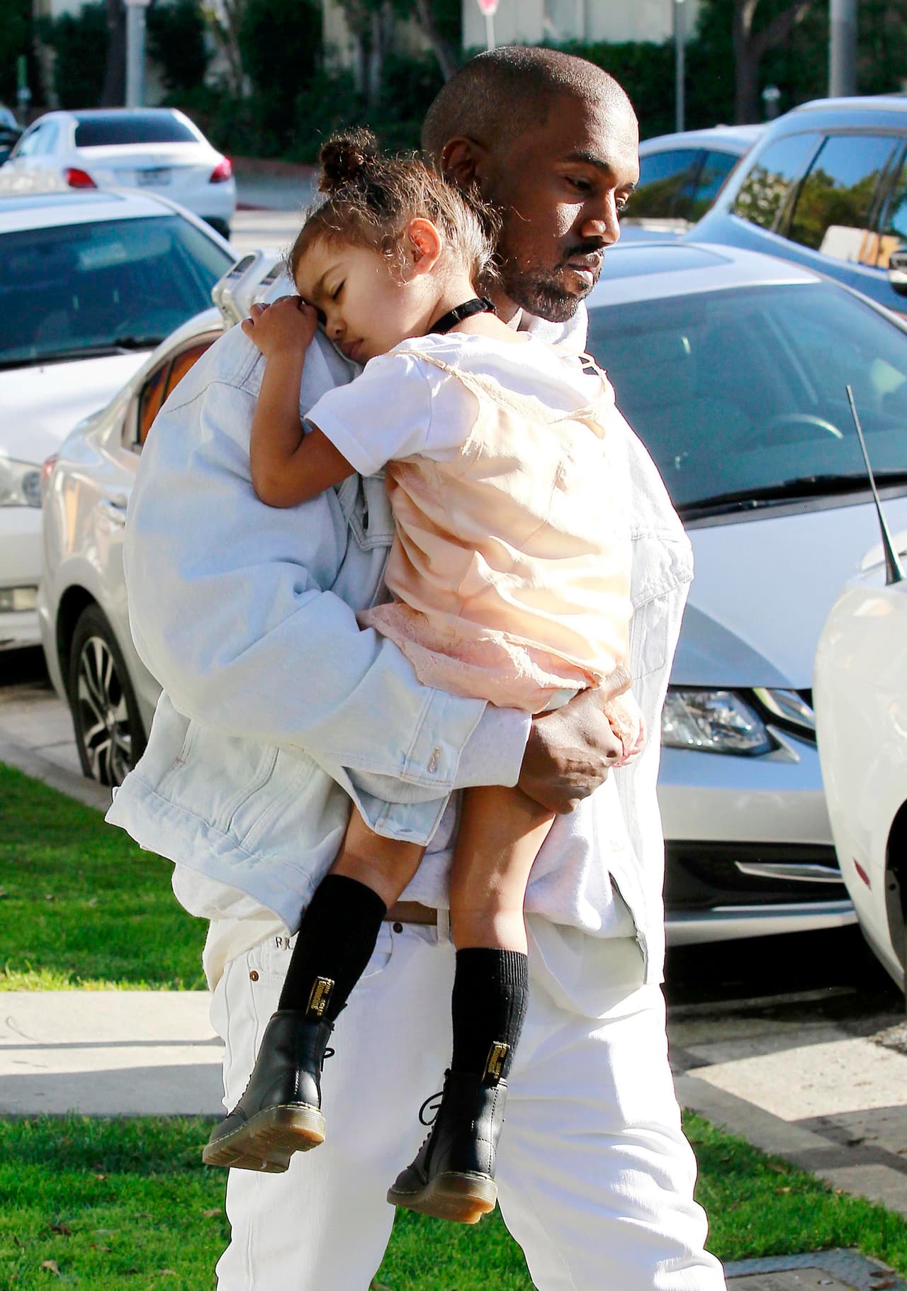 Pobre Kanye, se nota que Saint no lo deja dormir.