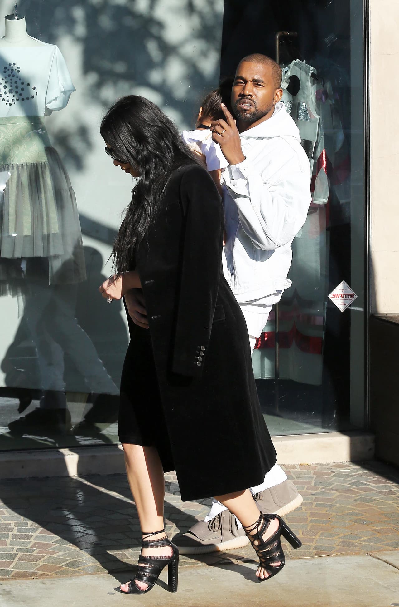 Al salir de la tienda pidió a los paparazzi que guardaran silencio pues su hija aún dormía.