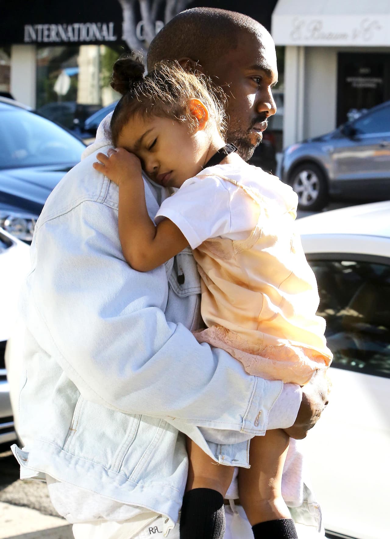 Nori no se despertó con los flashazos de las cámaras.