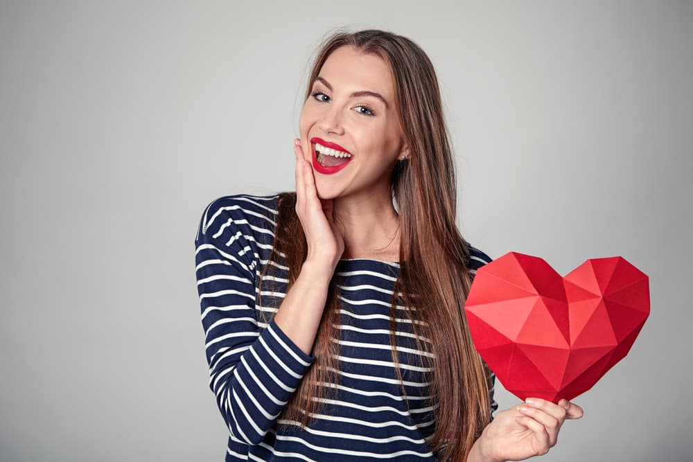 <b>Capricornio</b>
<br>
<b>Harás lo que tu corazón te dicta</b>
<br>Este es un ciclo astral en el que todo puede suceder. Una persona que en el pasado te hizo vivir momentos muy gratos está cruzándose nuevamente en tu camino y podría existir una segunda oportunidad. Analiza tu presente, si te sientes intuitivamente inclinado a ese romance no pierdas tiempo. Una cosa es escuchar buenos consejos de amigos prudentes y otra es permitir que terceras personas traten de dirigirte y dominarte. No tienes por qué estar solicitando la aprobación de los demás. Sabes qué hacer, y cómo hacerlo, capricorniano.