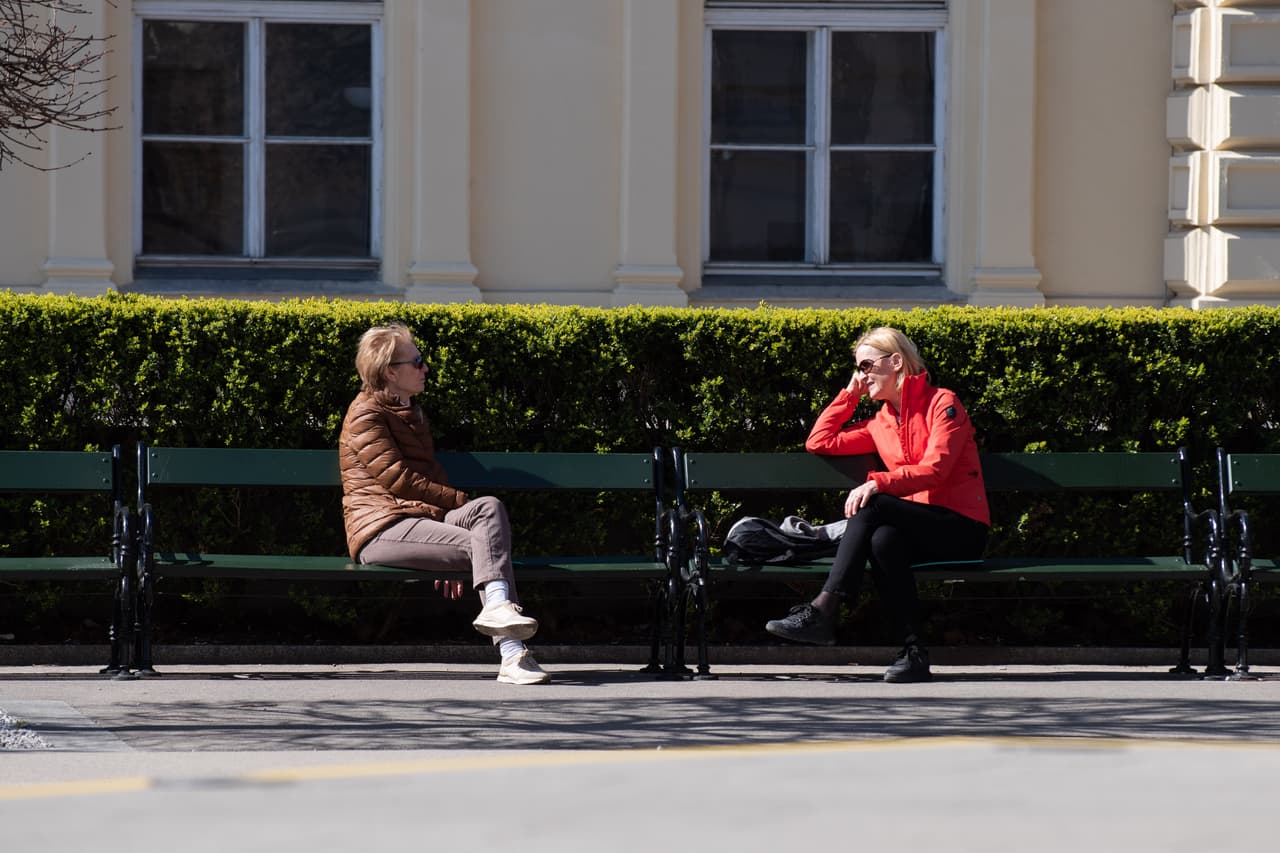 Dos mujeres mantienen una distancia física de al menos seis pies entre ellas, tal como recomiendan los CDC (Centros de Control y Prevención de Enfermedades). 
<b>Estudios recientes indican que el coronavirus <a href="https://www.univision.com/local/fresno-kftv/medidas-de-prevencion-para-evitar-llevar-el-coronavirus-a-su-casa-o-centro-de-trabajo-video">puede sobrevivir</a> hasta cuatro horas en la ropa y <a href="https://www.univision.com/local/fresno-kftv/los-zapatos-serian-portadores-del-coronavirus-segun-estudio-publicado-por-los-cdc">los zapatos</a> serían portadores de este.</b>