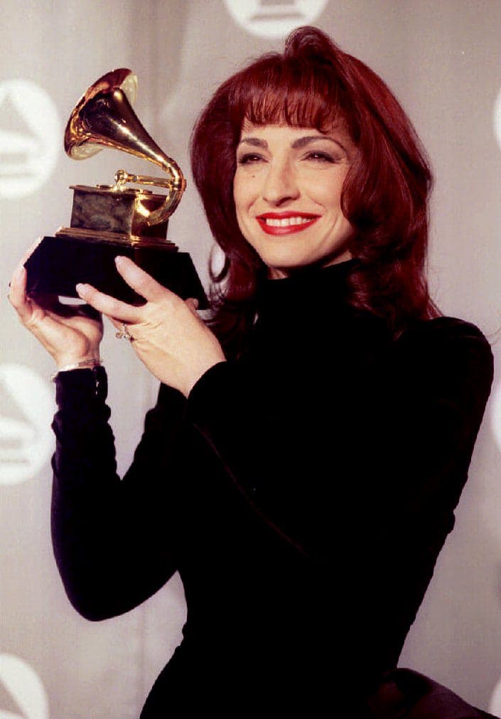 Posando con uno de sus múltiples Grammy, esta vez en 1994 por su victoria al Mejor Álbum Tropical, con 
<i>Mi tierra</i>.