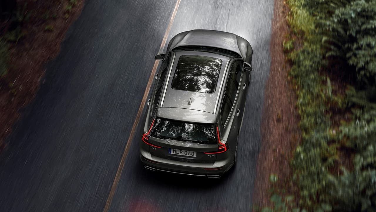 Como es de rigor en todos los vehículos de lujo modernos, la nueva Volvo V60 2019 cuenta con 
<b><i>sunroof</i> panorámico</b>.
