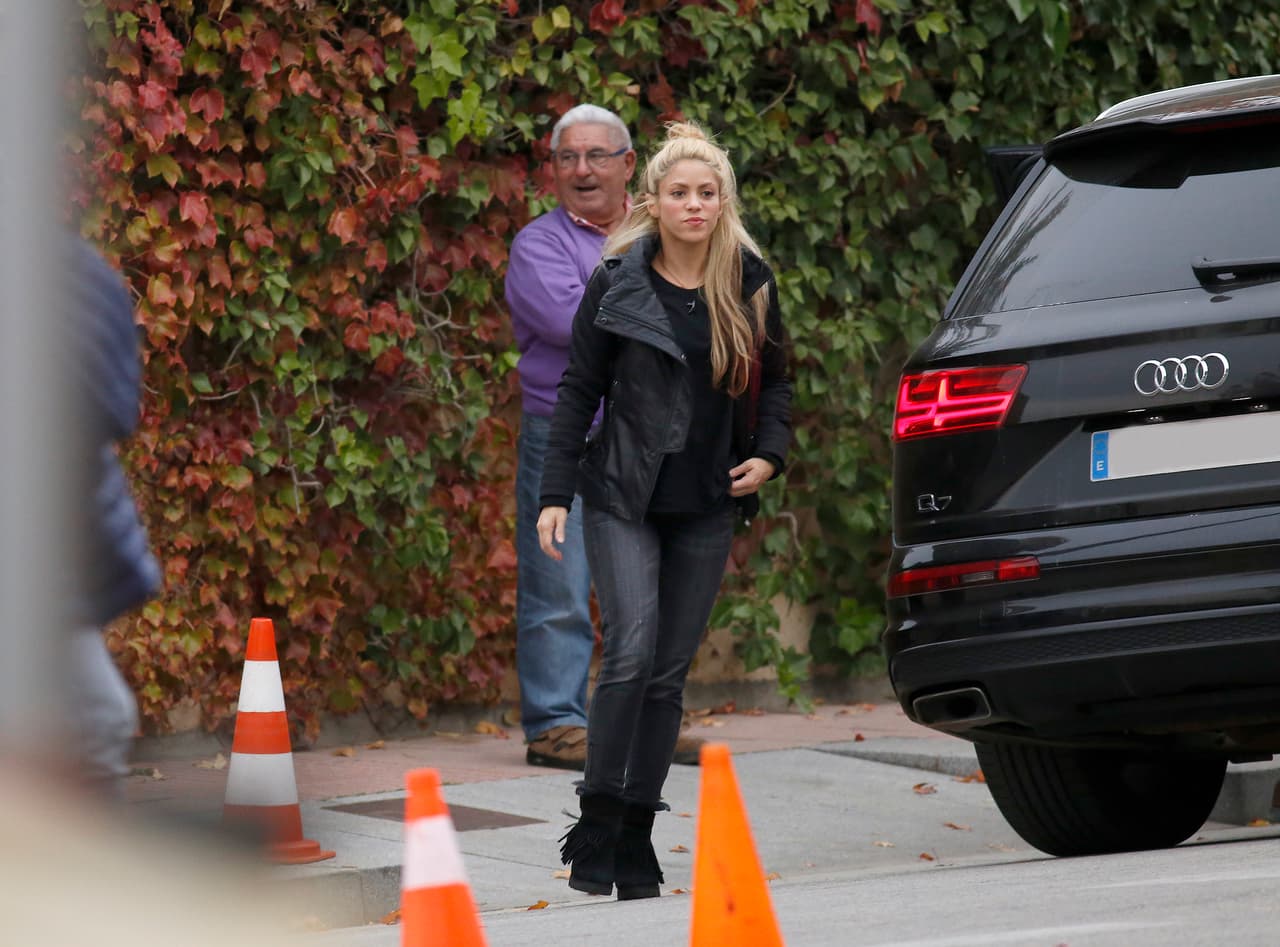 Tempranito en la mañana salió corriendo a la escuela.