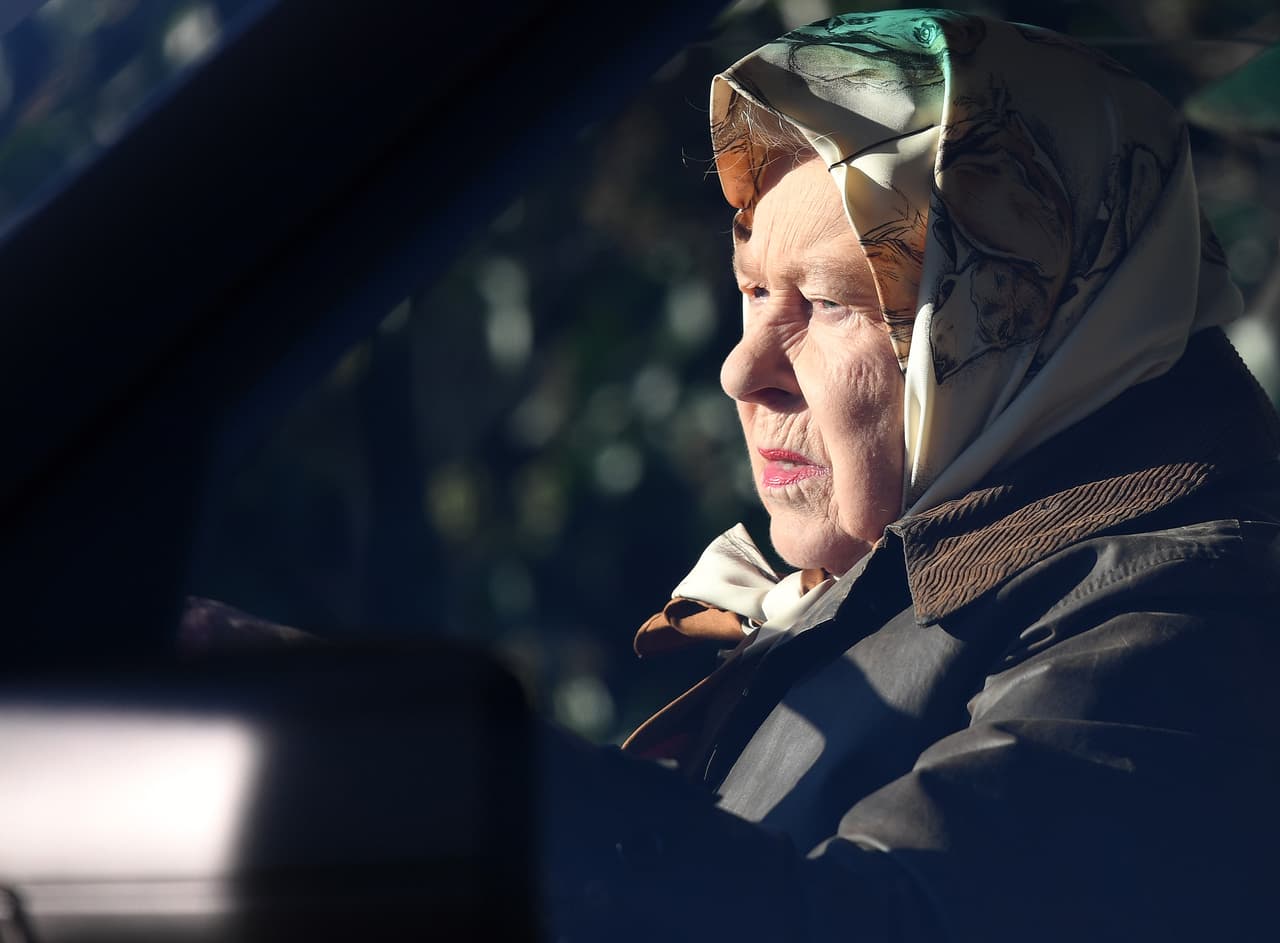 La postura de la monarca se dio a conocer tras una 
<b><a href="https://www.univision.com/shows/noticiero-univision/detalles-de-la-reunion-familiar-en-la-que-la-reina-isabel-ii-decidio-apoyar-al-principe-harry-y-a-meghan-markle-video" target="_blank">reunión que sostuvo por un par de horas</a></b> con sus nietos, los príncipes Harry y William, y el padre de ambos, el príncipe Carlos.