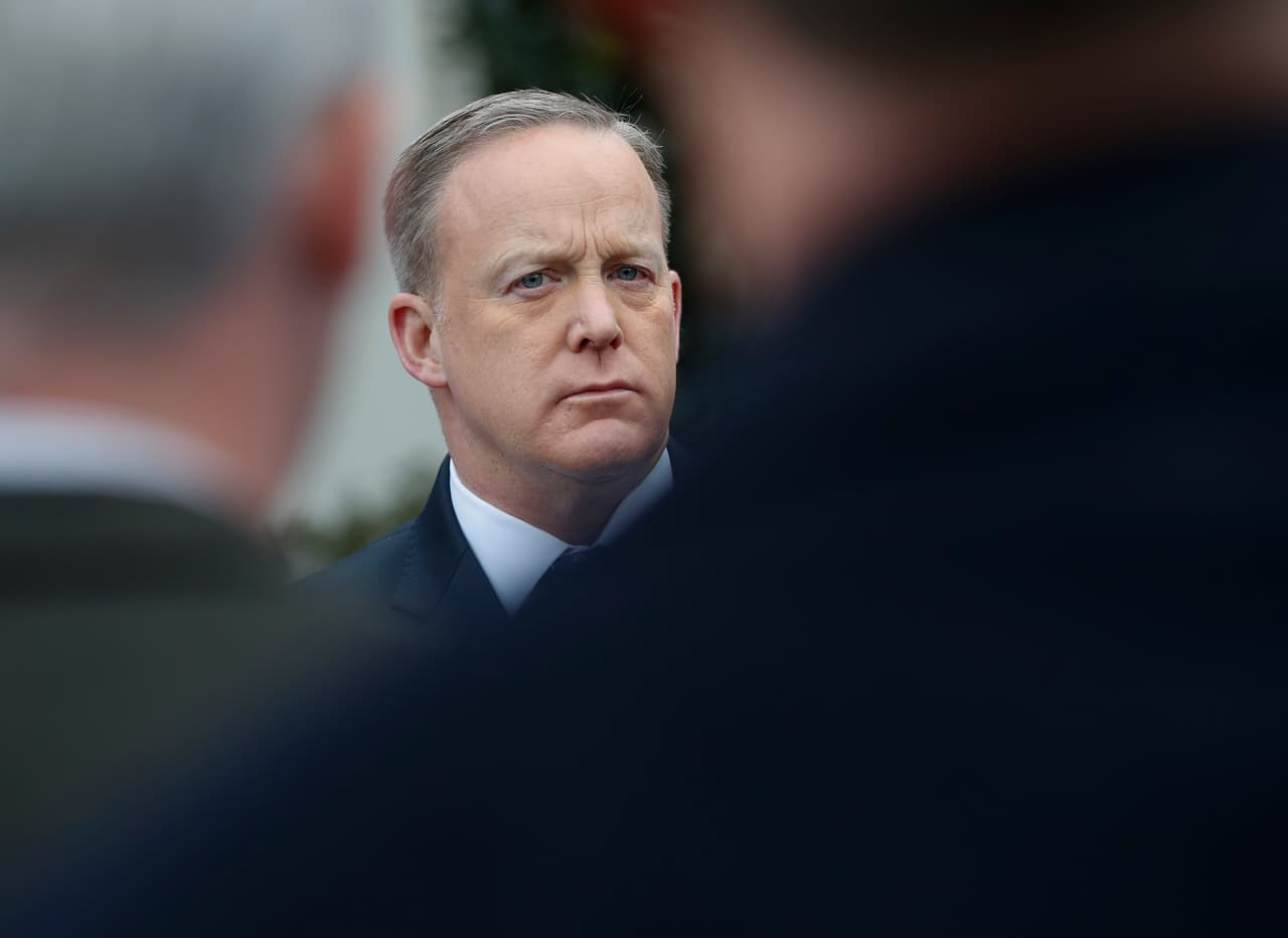 <b>6 de marzo</b>. El primer día de la semana después de que Trump twitteara una acusación infundada de que el presidente Barack Obama había espiado las líneas telefónicas de la Torre Trumnp. Sean Spicer solo atendió informalmente a algunos periodistas fuera de la Casa Blanca.