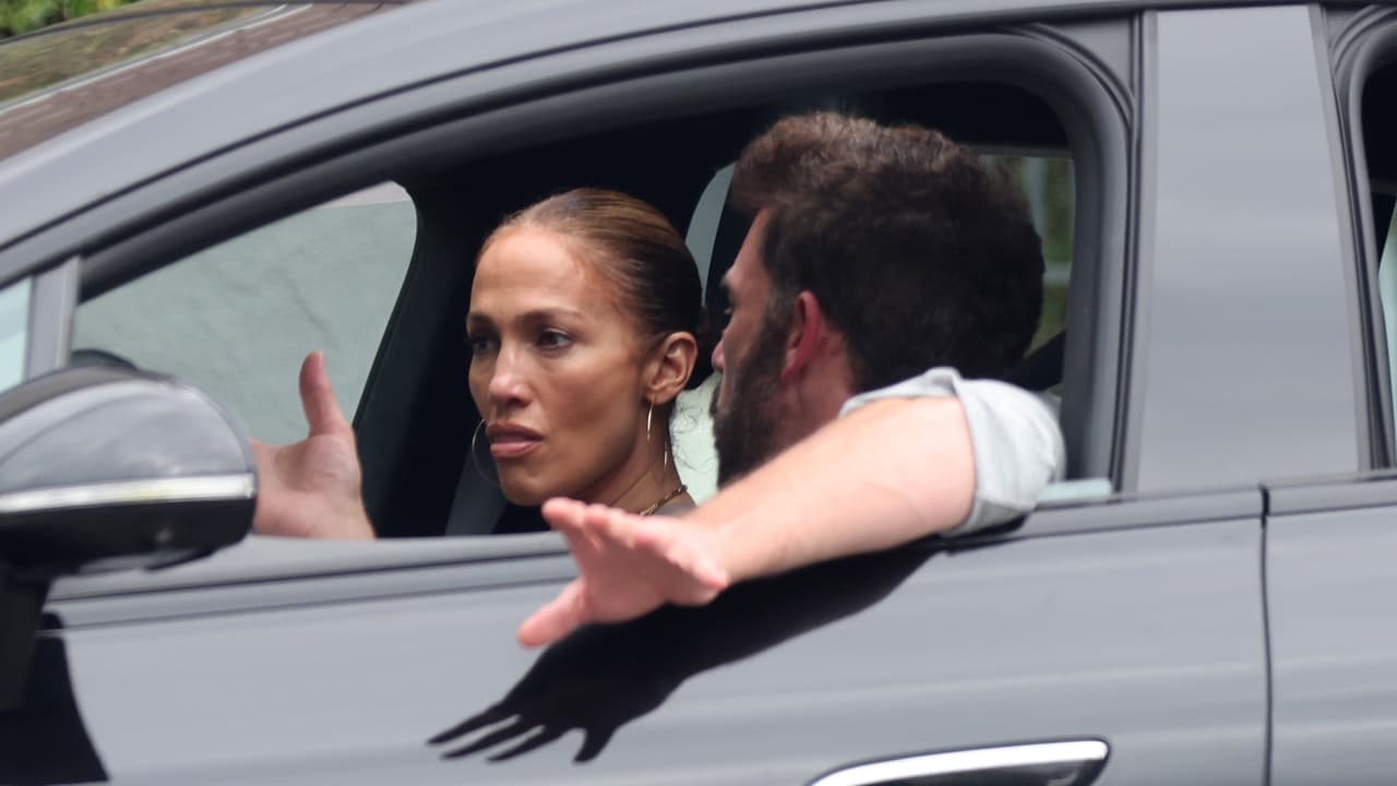 Ben Affleck moviendo sus manos dejando ver una aparente "acolarada discusión" con su esposa.