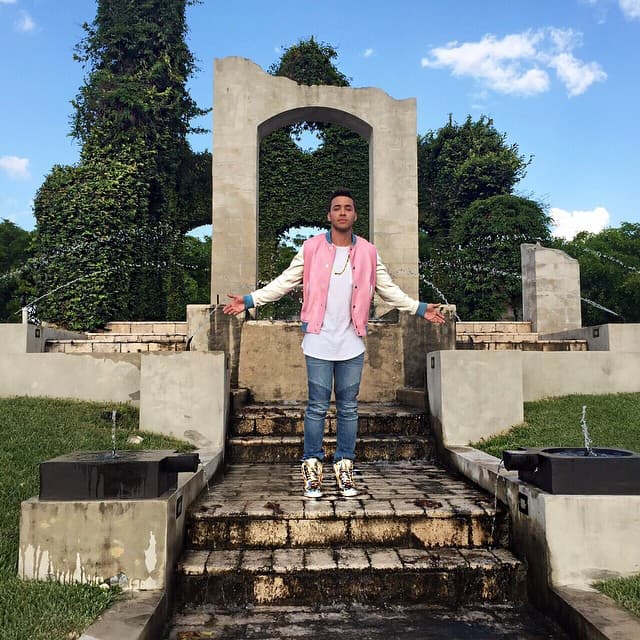 Esta es otra de sus chamarras más famosas, por lo que ya no se encuentra disponible. Costaba $2375 dólares.