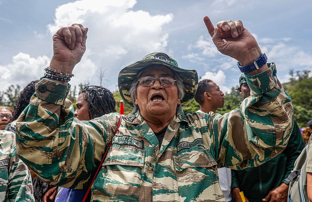 Miembros de la Milicia Bolivariana y simpatizantes de Nicolás Maduro participan en un acto de izada de bandera de los Escuadrones Comunitarios para la Defensa Integral de la Nación, en Caracas, el 3 de septiembre de 2025.