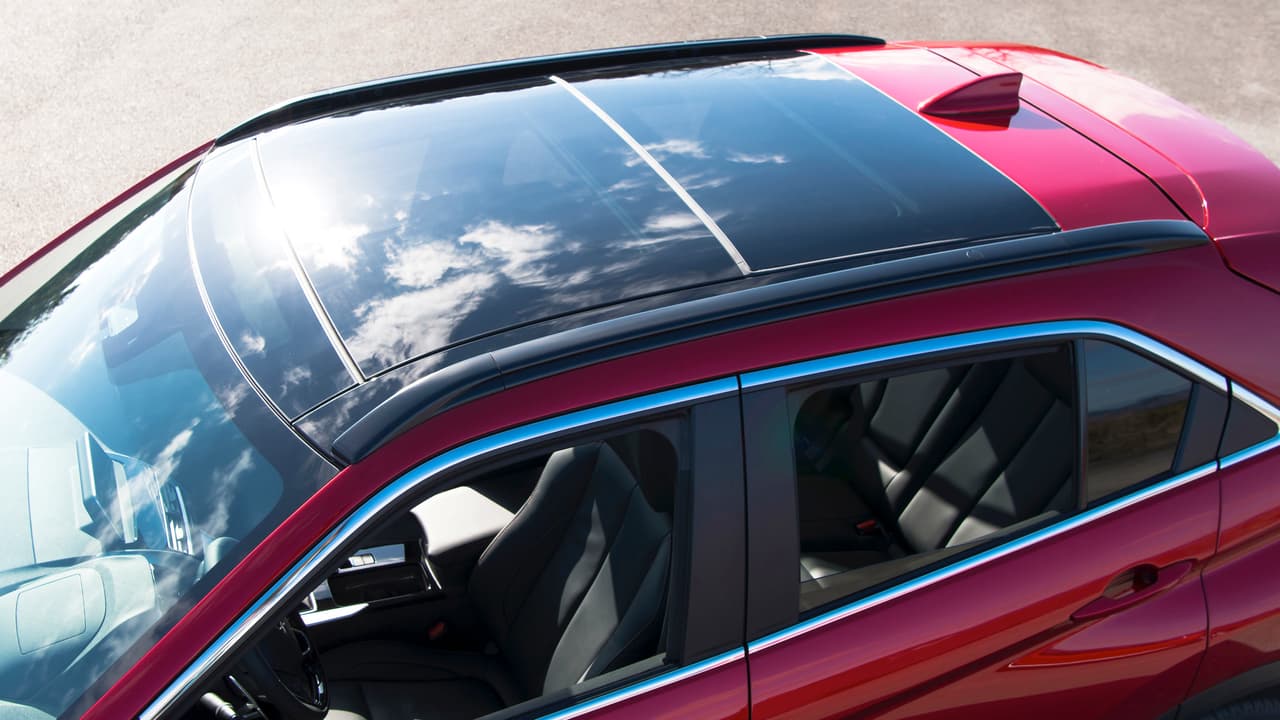 Todavía no hay precios oficiales ni versiones. Se espera que para
<b> las opciones más altas de la gama </b>se pueda adquirir el Mitsubishi Eclipse Cross con techo panorámico.