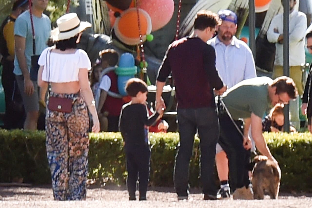 Y estaban fascinados con el perro de Robert, aunque Katy se notó distante.