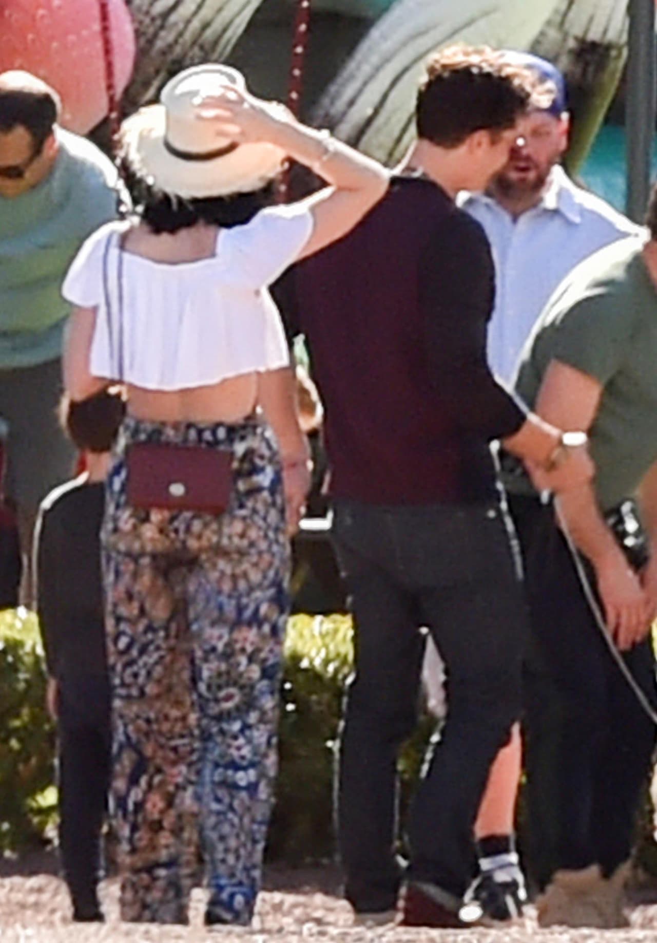 Katy llevaba un look desenfadado, ideal para las fiestas al aire libre.