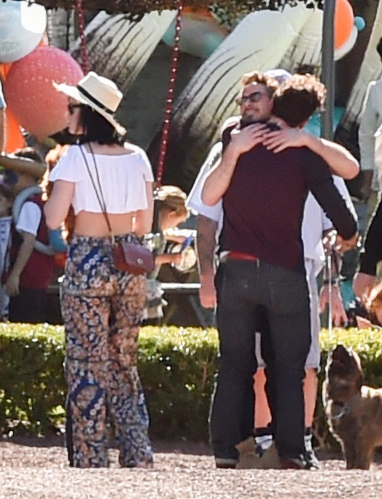 Los abrazos entre amigos no pudieron faltar y Katy se notaba un poco distraída.