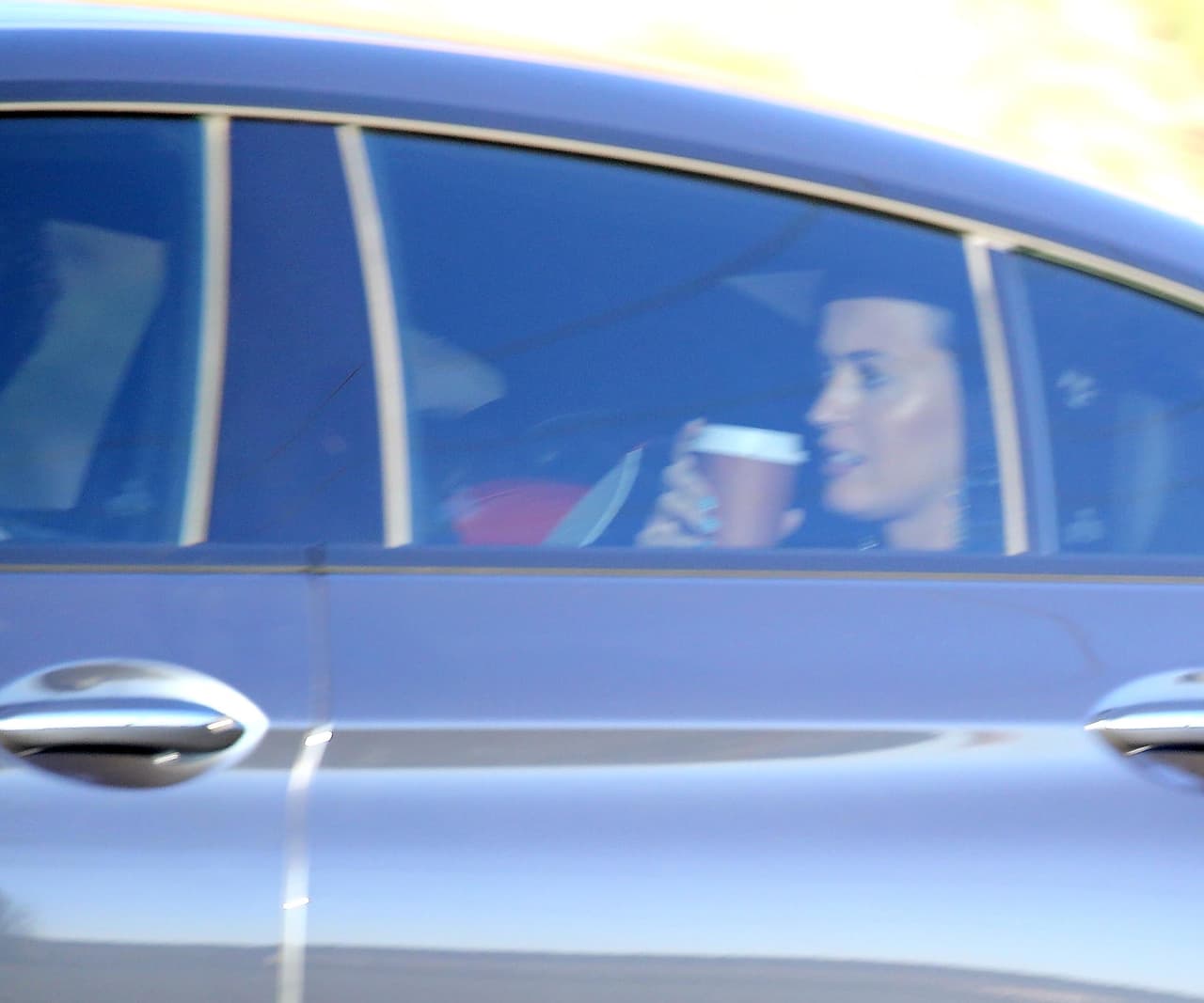 Katy no trató de ocultarse, ella bebía un café y se le notaba relajada.