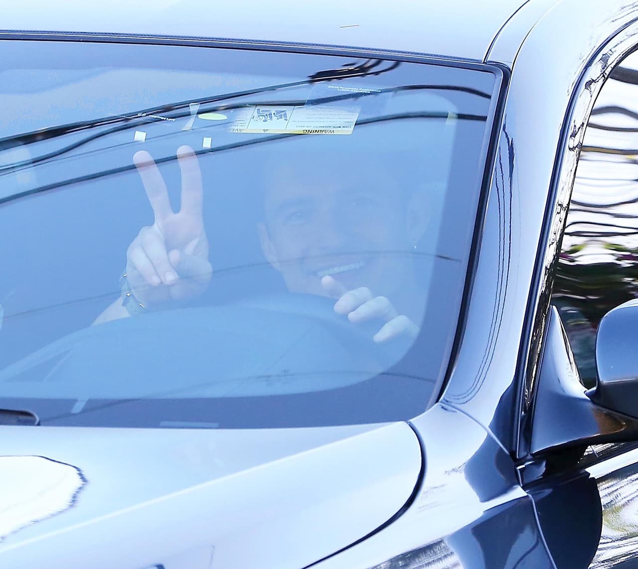 Orlando se percató de la cámara indiscreta de los paparazzi y hasta mandó un saludo.