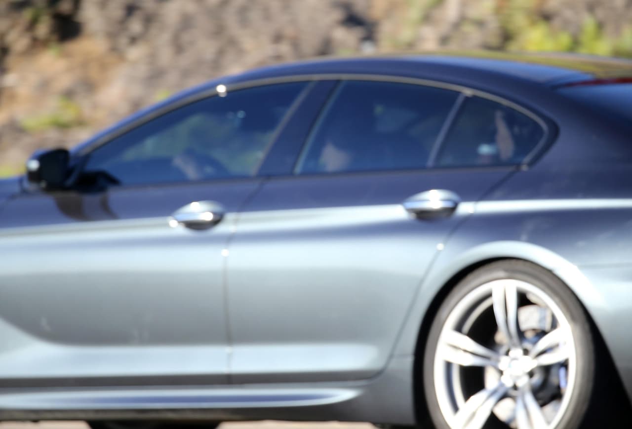 El actor iba al volante y Katy en el asiento trasero.