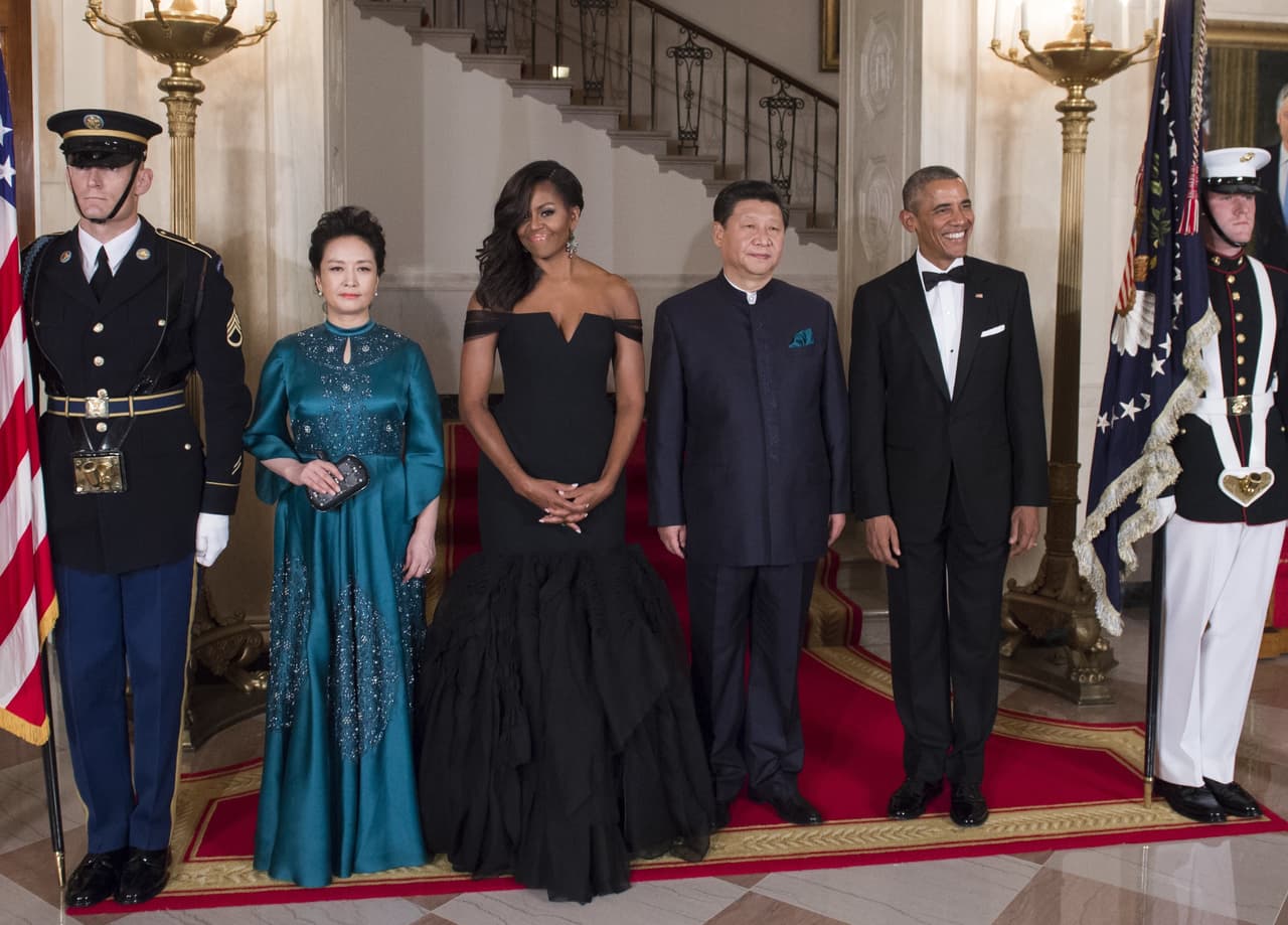 Una vez más el Presidente Barack Obama y su esposa recibieron a los gobernantes de China en la Casa Blanca. Para esta cena de Estado de 2015, Michelle Obama eligió a una de las diseñadoras americanas de origen chino más renombradas. Vera Wang fue la responsable de hacer que un vestido negro 'off-shoulder' se hiciera inolvidable.