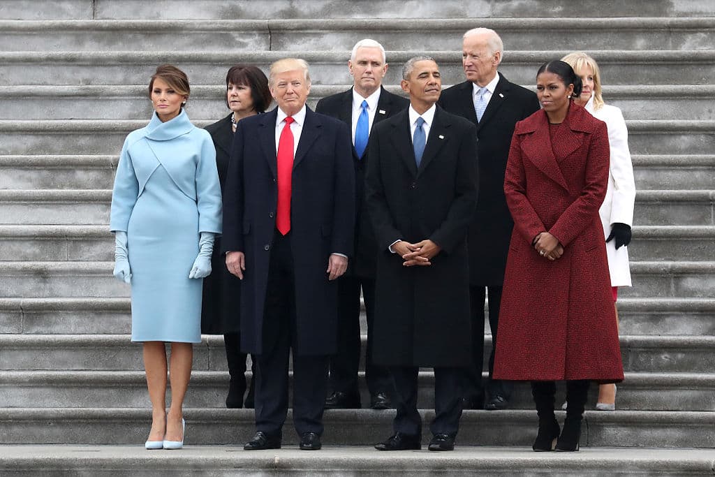Melania Trump, Karen Pence, Donald Trump, Mike Pence, Barack Obama, Joe Biden, Michelle Obama y Jill Biden el 20 de enro de 2017, en la toma de posesión de Trump.
