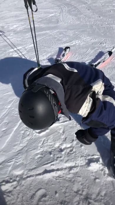 A través de diferentes 'stories' de Instagram, se supo que la hija de Eugenio Derbez y su esposo se turnaban para cuidar a Kai mientras el otro esquiaba.