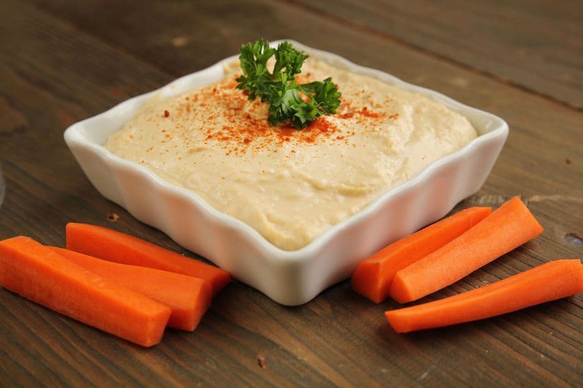 <b>Palitos de zanahoria con hummus. </b>No hay nada mejor que mezclar dos alimentos para crear algo rico y sano a la vez. Este aperitivo es ideal, pues está lleno de ácidos grasos, proteína de alta calidad y fibra, por lo que te dejará con la sensación de estar llena, pero sin sentirte pesada.