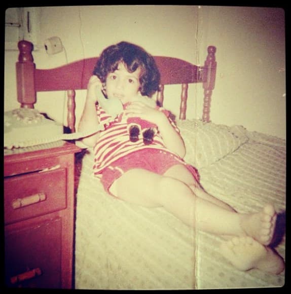 Antes de que existiera la telefonía móvil Giselle Blondet ya tenía adicción al teléfono.