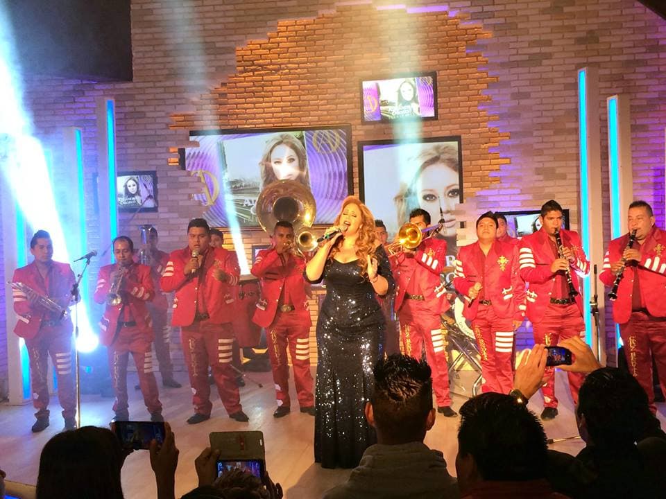 En la Música de HOY, Alejandra Orozco nos deleita con su voz.