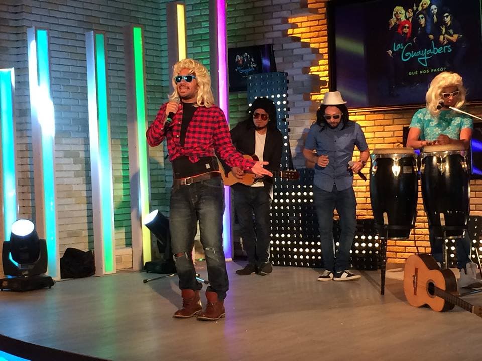 Los Guayabers nos muestran sus dotes en el canto.