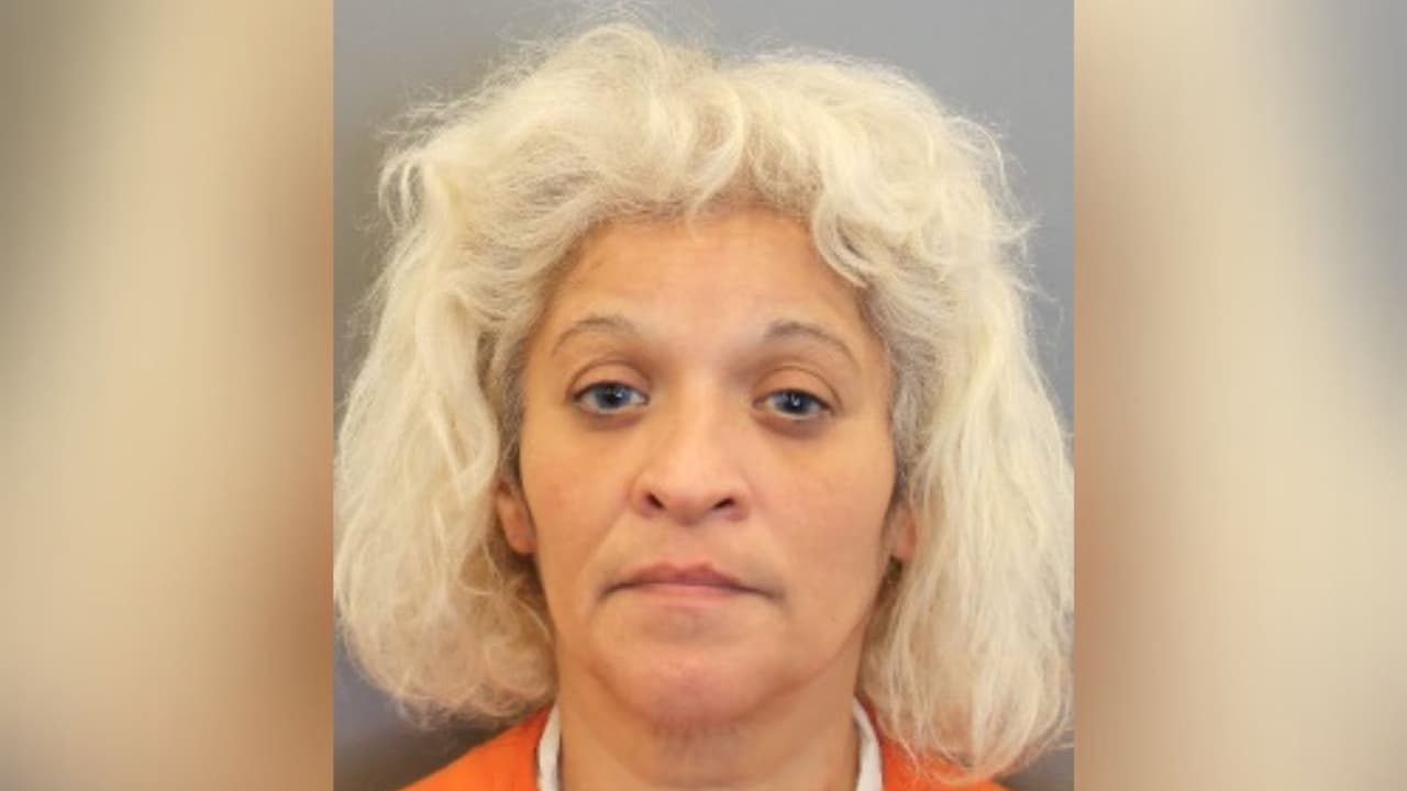 Mujer es acusada de matar a su pareja de 70 años, quien fue apuñalado: qué se sabe de ella