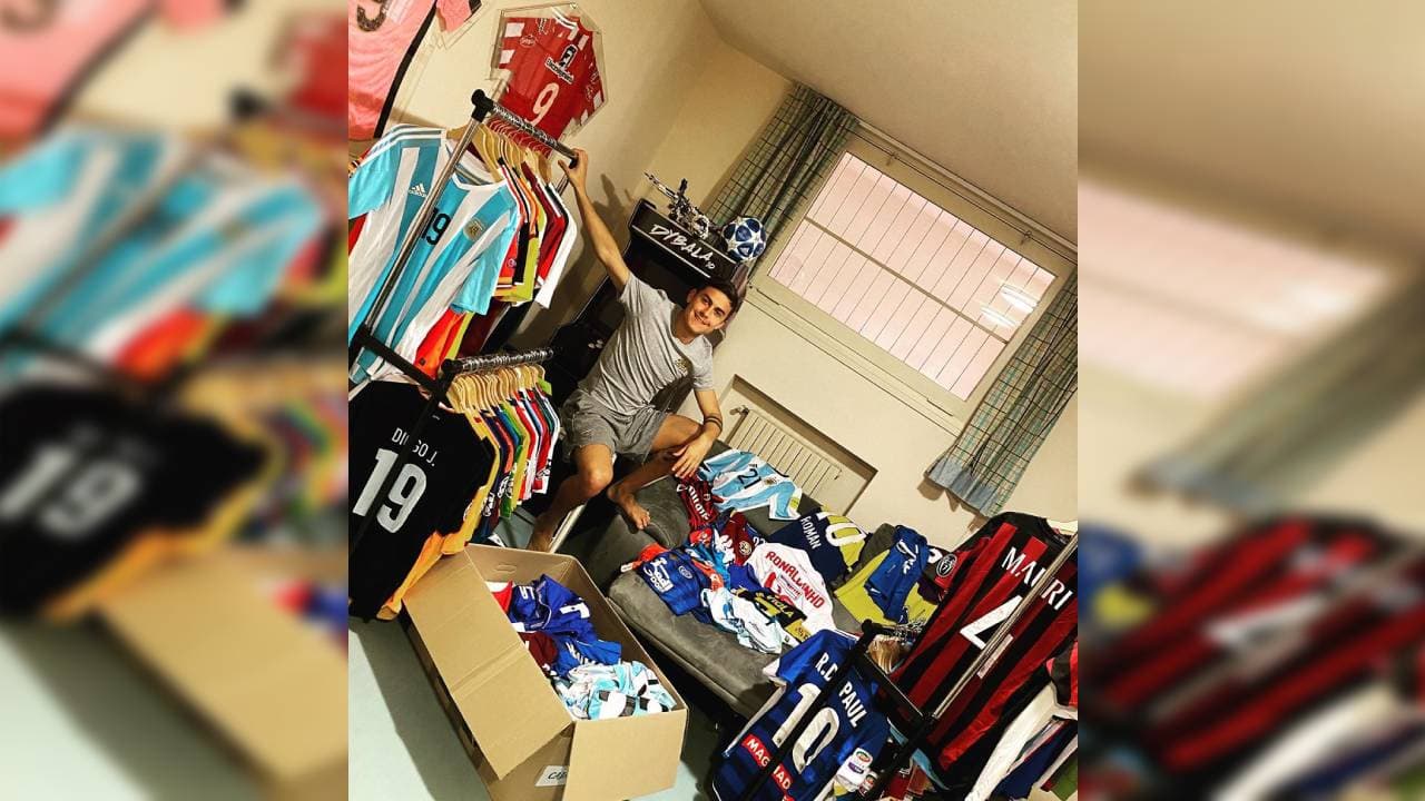 También aprovechó el tiempo para ordenar su colección de camisetas intercambiadas con otros jugadores.