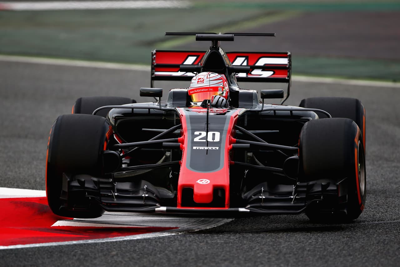 Kevin Magnussen fue el primero en sacar a pista el VF17, en el comienzo de los ensayos de pretemporada en Barcelona.