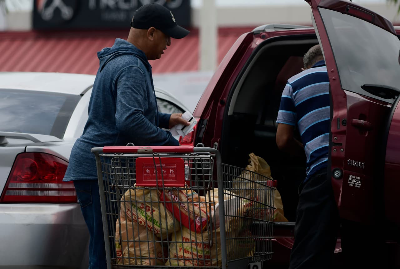 Residentes de Canóvanas, al noreste de la Isla, compran víveres horas antes de la llegada de Dorian. José Ortiz, director ejecutivo de la Autoridad de Energía Eléctrica de Puerto Rico, reconoció que la red eléctrica aún tiene puntos débiles y que podría “sufrir” con vientos de entre 80 y 96 km/h (entre 50 y 60 mph), pero agregó que la agencia tiene el inventario necesario para recuperarse.