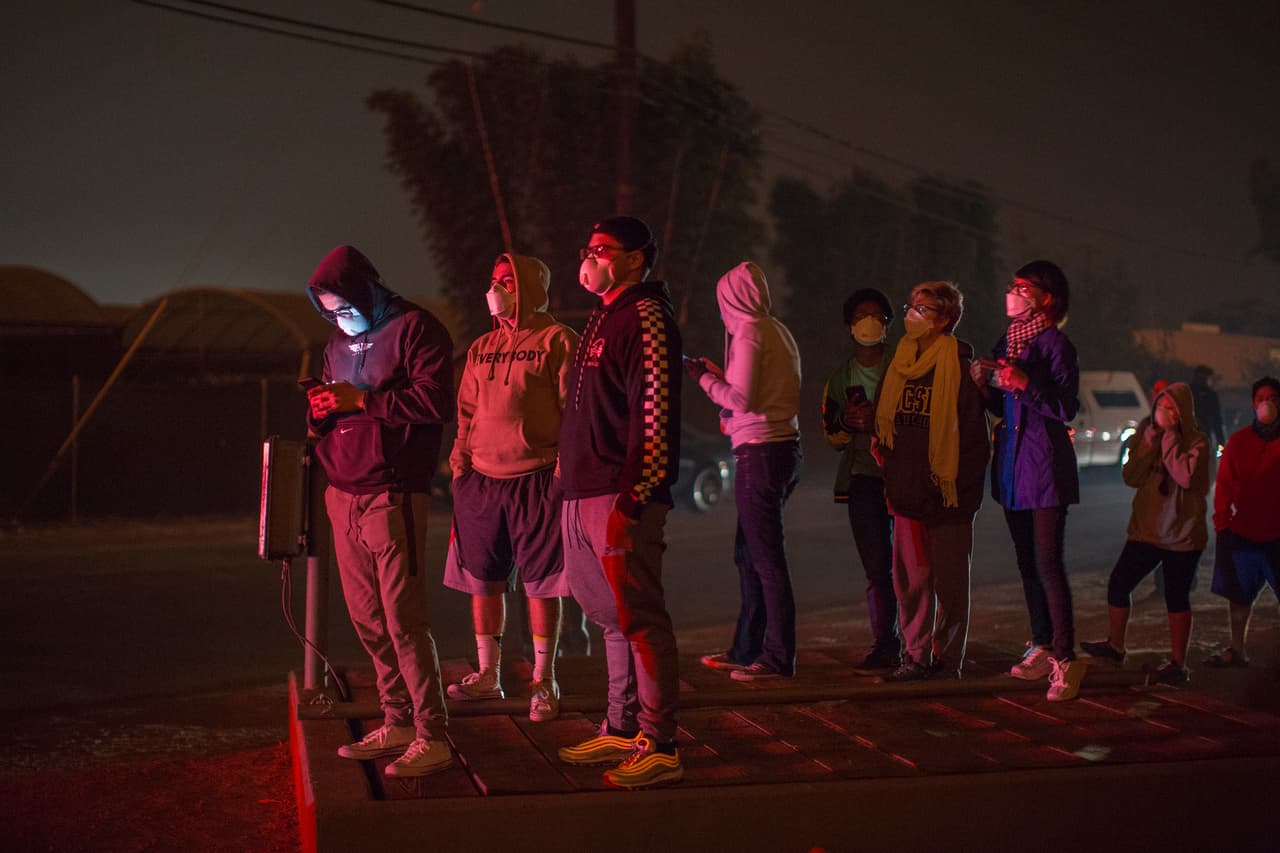 El paso devastador del incendio Thomas mantiene a más de 94,000 personas evacuadas.