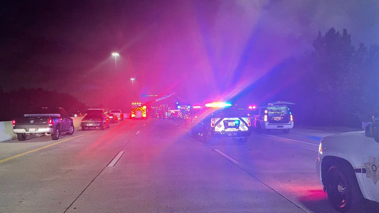 El conductor perdió el control, se salió del camino y chocó con un 
<a href="https://www.univision.com/local/houston-kxln/mueren-atropellados-un-hombre-hispano-y-un-nino-al-tratar-de-cruzar-a-pie-la-carretera-45-en-houston">muro de contención. </a>