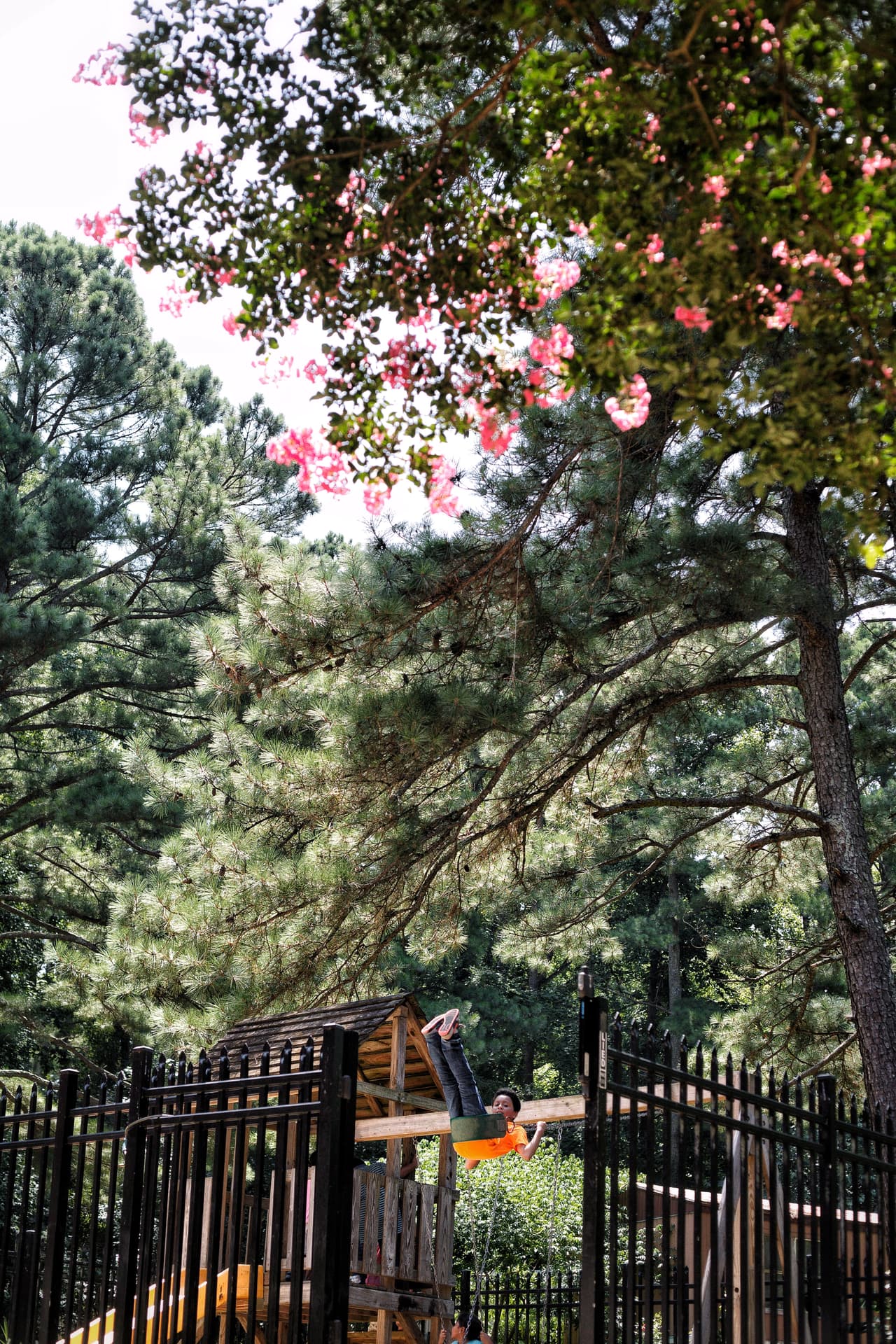 Un niño se balancea en el patio de recreo de un parque de casas móviles donde La Semilla distribuyó 300 cajas de comida a familias inmigrantes afectadas por la pandemia. Su madre preparó el almuerzo para los voluntarios. Ella perdió su trabajo en un establecimiento de comida rápida en abril, casi al mismo tiempo que ICE detuvo a su esposo.