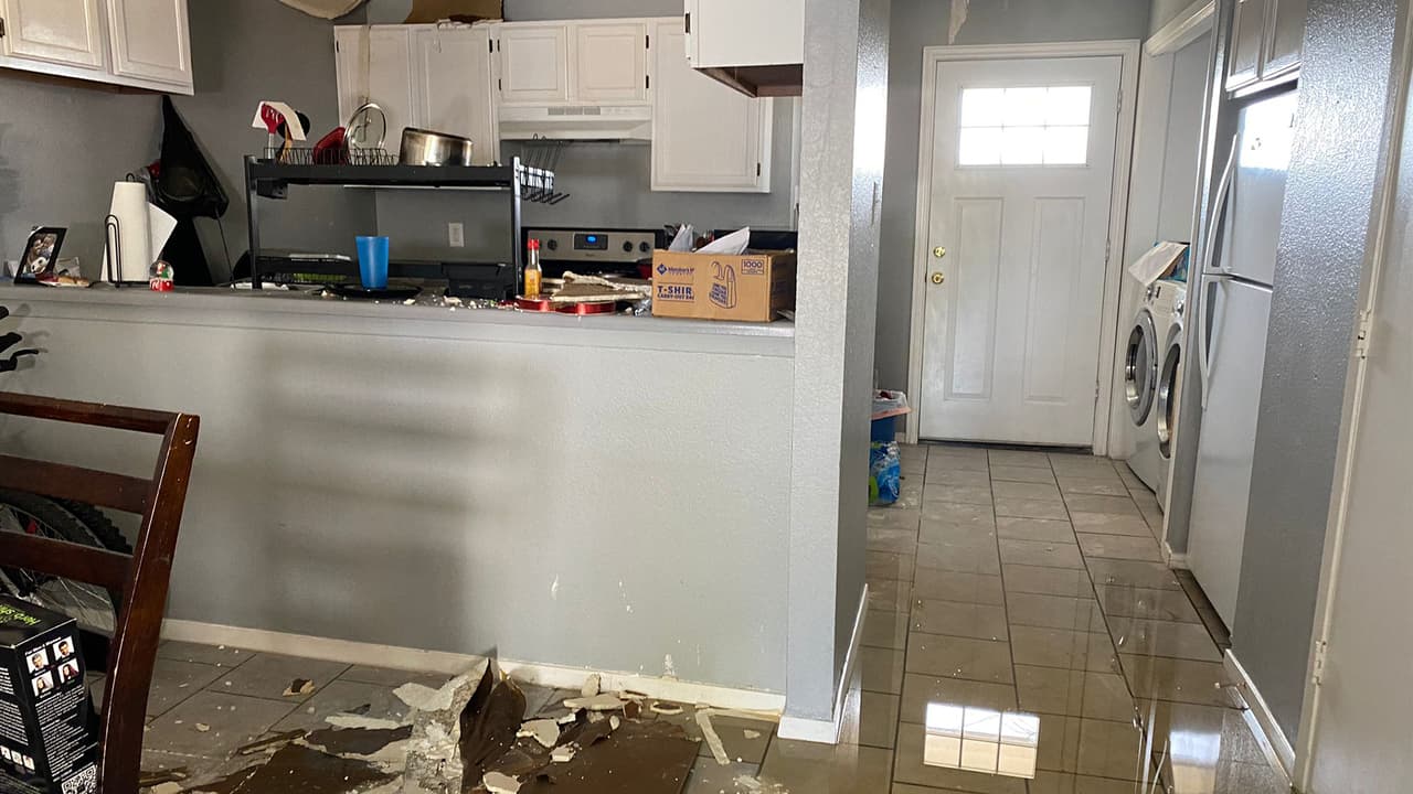 Unas 8 familias perdieron su hogar en el complejo de apartamentos Shady Grove Apartments en Irving, tras el paso de tornados.