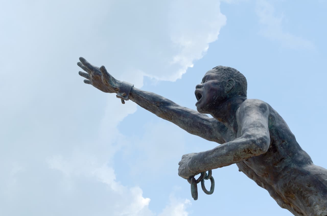 <b>Benkos Biohó.</b> Este miembro de la familia real de lo que hoy se conoce como República Democrática del Congo, fue capturado en el siglo XVII por traficantes de esclavos y llevado al norte de Colombia. Allí lideró una importante rebelión de esclavos contra el imperio español y fundó uno de los primeros pueblos libres de América, San Basilio de Palenque, donde se encuentra este monumento.